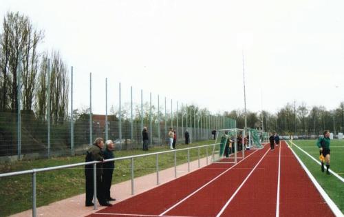 Wersestadion (Kunstrasen) - Gegenseite mit Laufbahn