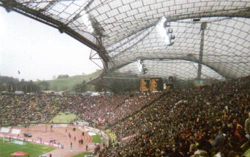Olympiastadion - Blick von der Haupttribüne in die Kurve
