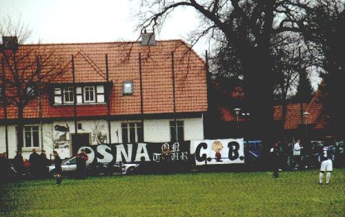Sportplatz Wiederhall - Transparente hängen an einer Wiese