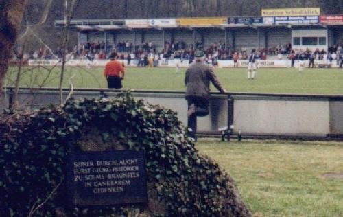 Stadion Schloßblick - Blick über den Gedenkstein Richtung Platz