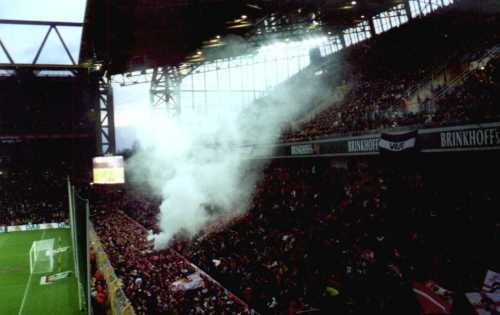 Westfalenstadion - Bayern-Fans lassens rauchen