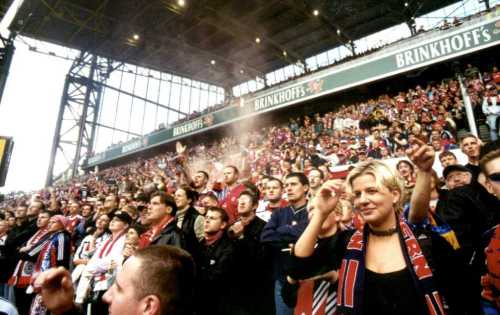 Westfalenstadion - Bayernfans warten auf den Ansto�