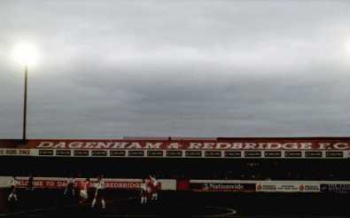 Stadion - Stehtribüne mit Namenszug
