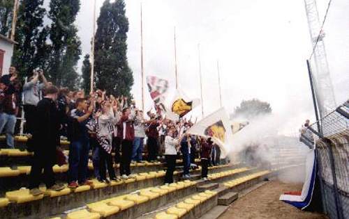 Stade Jean Laville - alte Hintettortribüne mit Intro der Metz-Fans