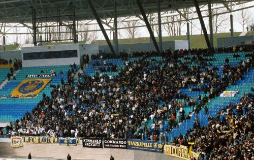 Zentralstadion - Gästefans (Lokanhänger hinterm Tor in Sektor D, BVB-Fans rechts davon am Rand von Sektor A)