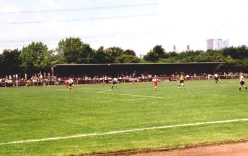 Tribüne von Gegenseite aus gesehen