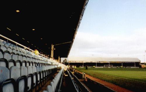 London Road - Blick über den Main Stand auf den Gästebereich (Moys Terrace)