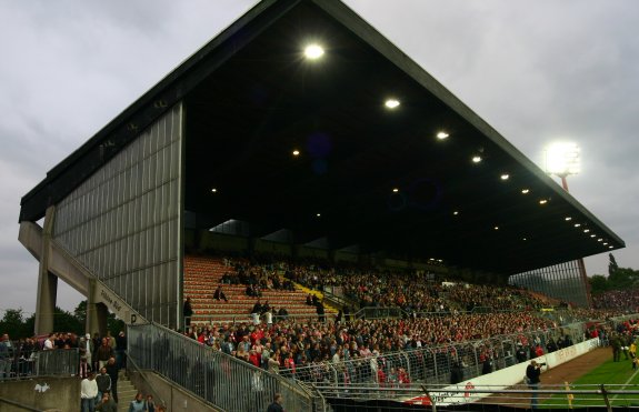 Grotenburgkampfbahn - Gegentribüne mit RWE-Fans