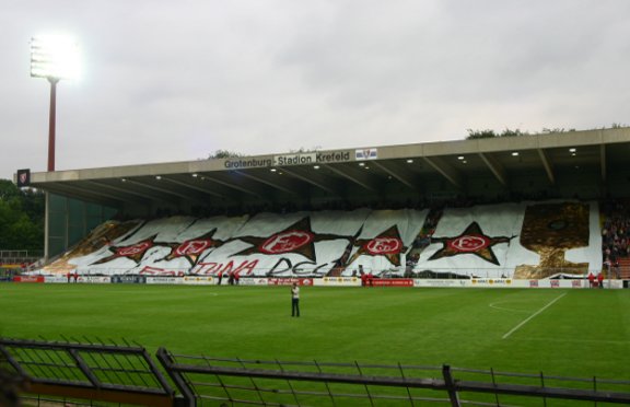 Grotenburgkampfbahn - Haupttribüne mit Fortuna-Choreographie