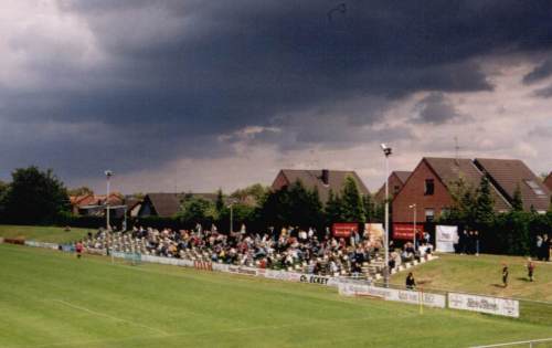 Am Holzplatz - 'Haupttribüne' von weitem