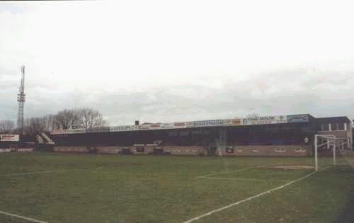 Bergestadion - Hauptribüne aus der Distanz