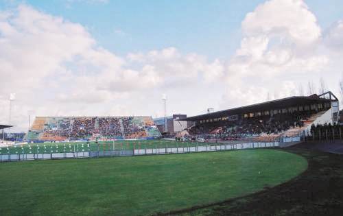 Stade Nungesser - Haupttribüne und Hintertortribüne